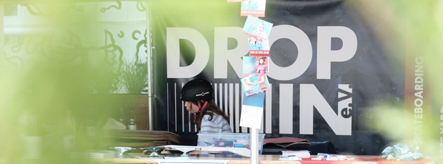 Offener Jugendclub Zwei Personen sitzen lässig mit Skateboard und Schachbrett auf einem Sofa