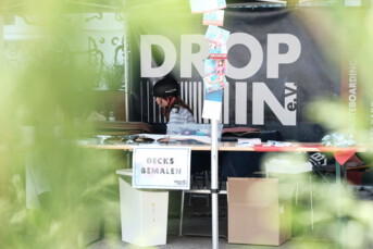 Offener Jugendclub Zwei Personen sitzen lässig mit Skateboard und Schachbrett auf einem Sofa