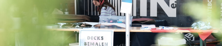 Offener Jugendclub Zwei Personen sitzen lässig mit Skateboard und Schachbrett auf einem Sofa